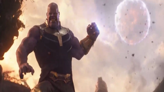 Thanos ném cả mặt trăng vào Avengers