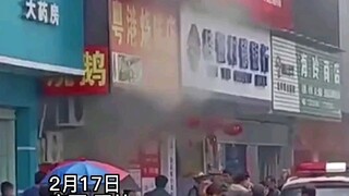 A fire broke out at a snack shop, and curious onlookers gathered around. The next second, an explosi