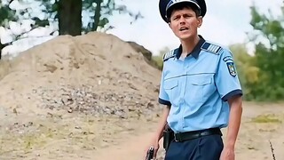 男人去野外巡山，不料遇到一伙笨贼，犯罪片