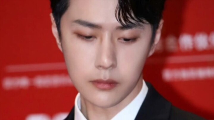 【หวังอี้ป๋อ งานเทศกาลภาพยนตร์นานาชาติปักกิ่ง】แค่เดินเฉยๆ ยังเหมือนเต้นรำ กระทืบเท้าเป็นจังหวะสุดๆ หล
