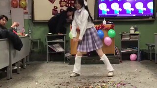 رقصت على أغنية "Loveit" في حفل رأس السنة الجديدة!! (عودة من الموت لطالب الصف الثالث الثانوي)