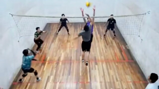 Pernahkah kamu bermain voli dalam ruangan seperti ini?