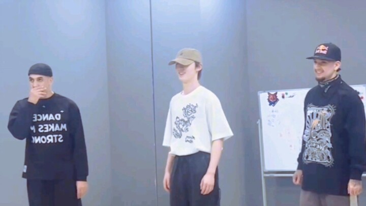 This street dance session was totally worth it! Salah and PoppinC taught Ding Chengxin how to dance!