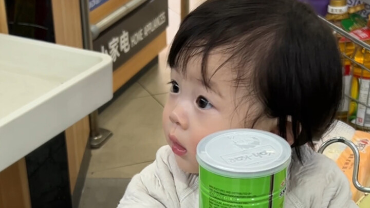 Today we went shopping for New Year’s goods! It’s baby’s first time riding in a supermarket cart!