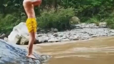 Man goes cliff diving in a wild river, overestimates the water’s depth and instantly bumps his head
