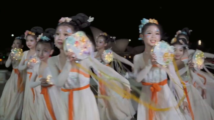 Múa Trung Hoa của trẻ em trước Nhà hát Opera Sydney Cô tiên nhỏ xuống trần gian và chơi trống lục lạ
