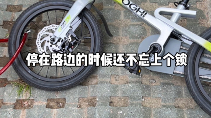 Little buddy, your way of locking the car is truly unexpected!