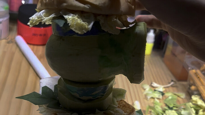 Ibu saya ternyata percaya membiarkan saya dan hamburger berada dalam satu ruangan