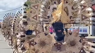 能成功的男人或女人，长的好看的，学历高的家庭条件好的基本是极少数，大部分都是长相一般，学历一般，家庭普通的，他们都是靠不要脸，不要命，忽悠骗，执拗的性格，坚韧不拔，投机专营慢慢积累做起来的