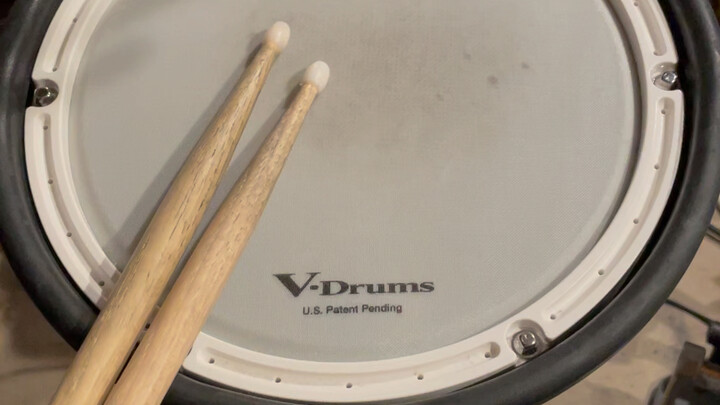 Saat anggota band lainnya sedang mempelajari jalan kord, apa yang dilakukan sang drummer?