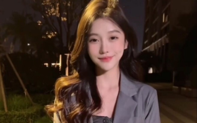 Bạn của mẹ tôi trẻ thế sao? Cô ấy đã làm ơn cho tôi quá rồi.