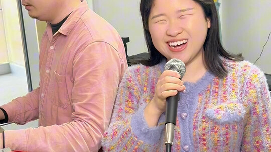 Hari ini menyanyikan sebuah lagu yang menarik, "Pulau sepi, burung bebas, diri sendiri yang paling b