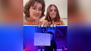 在网络随机聊天室遇到一段令人感动到落泪的音乐，对于这两个女生来说，这应该会成为她们人生中最美好的一段回忆吧