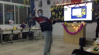 震惊！新乡市一中元旦晚会惊现世界级摇子！！