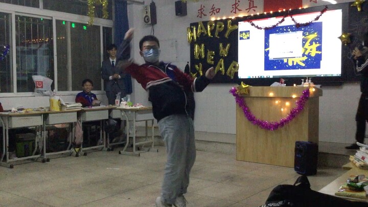 震惊！新乡市一中元旦晚会惊现世界级摇子！！