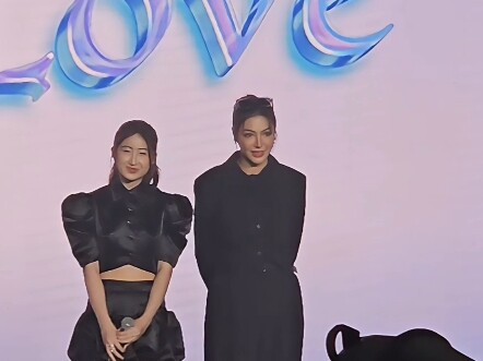 เมื่อทุกคนต่างพูดกันอย่างจริงจัง แล้วฟาเยโยโกของเราทำอะไรอยู่? (ฉันไม่อยากพูดถึงพวกคุณสองคนเลย)