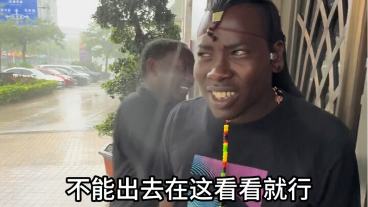 الأجنبي يرى إعصارًا للمرة الأولى في الصين، وقلبه يرتجف خوفًا…