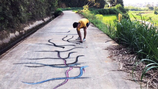 [Lukisan] Ular yang digambar di jalan sangat realistis