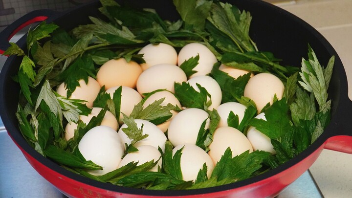 Apa manfaat merebus telur dengan daun artemisia? Masyarakat setempat menyebutnya sebagai “obat ajaib