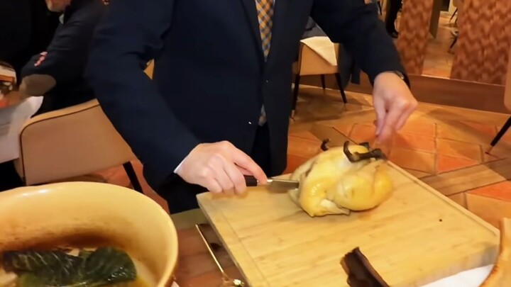 ยังมีคนเฉพาะทางมาหั่นไก่อีกด้วย