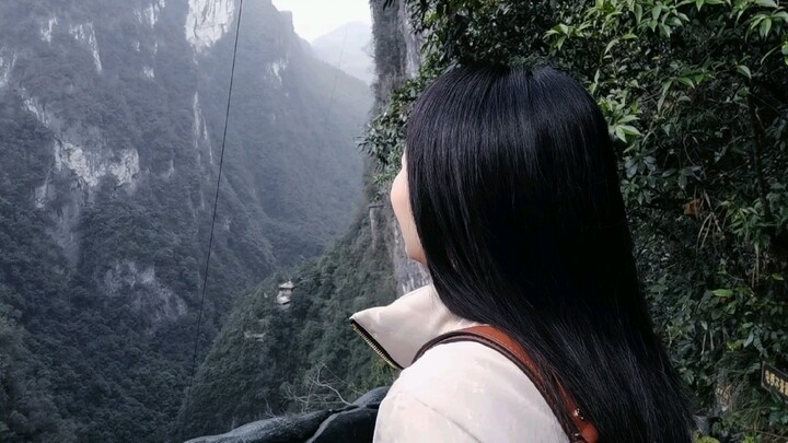 Cô gái lần đầu tự đi cáp treo, sợ đến mức la hét ầm ĩ!