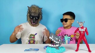 Bigfoot dan Ozawa bersenang-senang bermain mainan hiu spoof