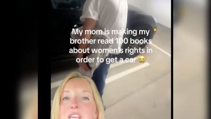 Ibu menyuruh adik membaca 100 buku tentang hak-hak perempuan baru mau memberinya mobil