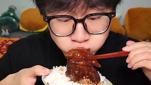 หามาได้ก็อวดอยู่ในปากแล้ว...