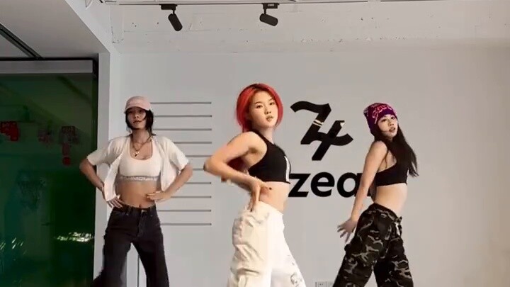 No one told me that the choreographer version was so cool! Lim Nayeon's solo comeback new song ABCD 