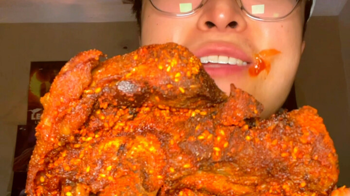 Cánh tay heo giòn rụm! Mì gà tây cay xè! Miếng gà chiên lớn! Bạn đói chưa?