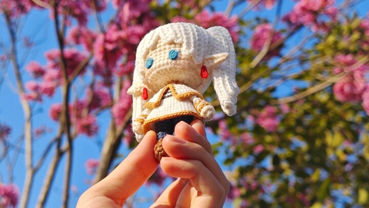 فُرِيَّان تنظر إلى الأعلى، لكن بنسخة الكروشيه!