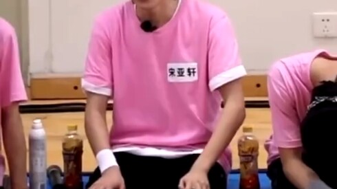 ระหว่างพักครึ่งตะโกน口号 ทำให้หย่าเสวียนหัวเราะ