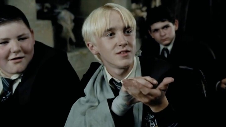 [HP/Draco Malfoy] Lonely Brave | "Mereka mengatakan berhenti dari kegilaanmu seperti membersihkan ko