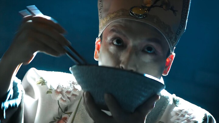 ชายคนหนึ่งถูกตัดศีรษะระหว่างวัน แต่กลับฟื้นคืนชีพอย่างประหลาดในยามค่ำคืน ภาพยนตร์สะท้อนมุมมองมนุษย์