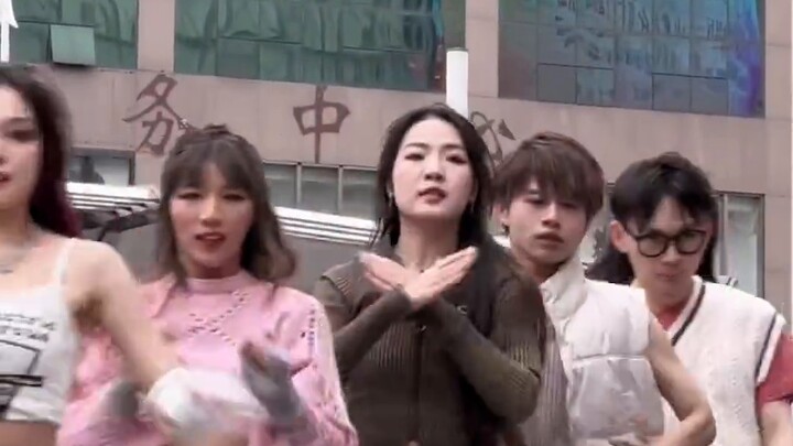 TWICE appeared at Nanjing Xinjiekou to promote their song Set Me Free, and Momo Hirai took a direct 