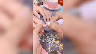 Nail trắng trẻo mặc váy cưới