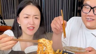 #部队火锅 彬彬竟然想趁我不在吃部队火锅，还好我回来得及时……#夫妻干饭日常#妈呀太香了#好吃到爆#这一碗好过瘾