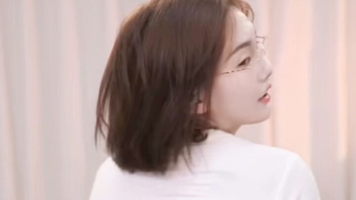 เต้นสุดฮอตกับเสื้อยืดขาวและยีนส์