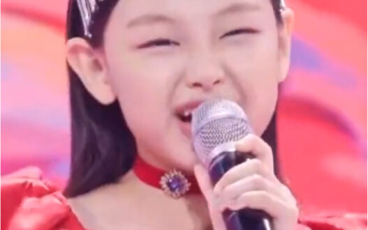 Korean variety show: 9-year-old girl sings Jennie’s “Solo,” shocking the judges on set.
