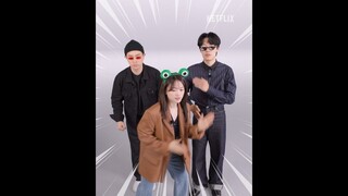 #The8Show cast tries out the 'Cat walking on the frozen river meme' in the #Netflix #Photobooth