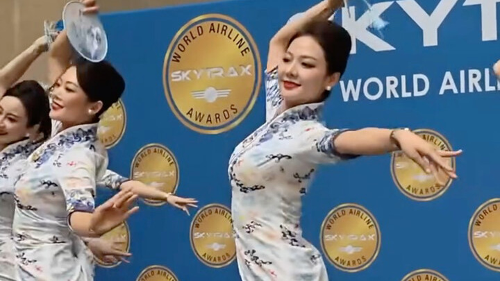 Hainan Airlines Flight Attendants Deliver a Passionate Dance Performance at the Paris Air Show