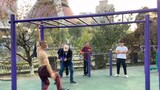 Động tác khiến mọi người trong công viên đều ngạc nhiên