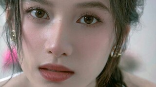 เธอถูกวิจารณ์อยู่เสมอว่าไม่ผอมพอ ไม่ยุติธรรมพอ และไม่บอบบางพอ แต่เธอกลับชอบถ่ายเซลฟี่โดยไม่ใช้ฟิลเตอ