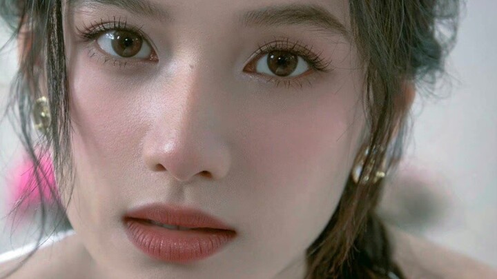 เธอถูกวิจารณ์อยู่เสมอว่าไม่ผอมพอ ไม่ยุติธรรมพอ และไม่บอบบางพอ แต่เธอกลับชอบถ่ายเซลฟี่โดยไม่ใช้ฟิลเตอ