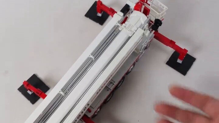 Great force makes miracles happen: This is how the legs of the fire truck model are pulled out