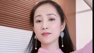 Cô rất xinh đẹp, lông mày nhíu lại và nụ cười dịu dàng, trông cô thật quyến rũ.