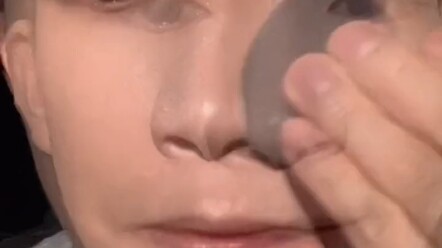 لماذا هناك الكثير من الأشخاص الوسيمين على الإنترنت؟ ستفهم بعد مشاهدة هذا الفيديو!