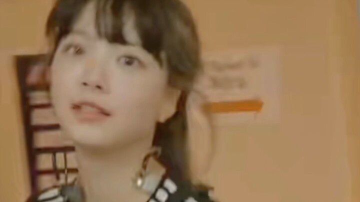 The contrast between Meibao and her sisters backstage