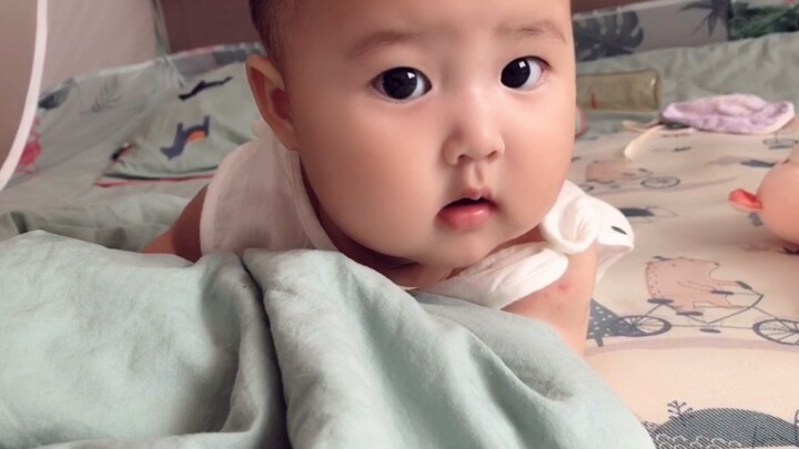 คุณแม่คิดว่าลูกหลับไปแล้ว แต่กลับจับได้เจ้าตัวน้อยขี้อ้อนที่แกล้งหลับซะงั้น! ฮ่าๆ น่ารักเกินต้านเลย