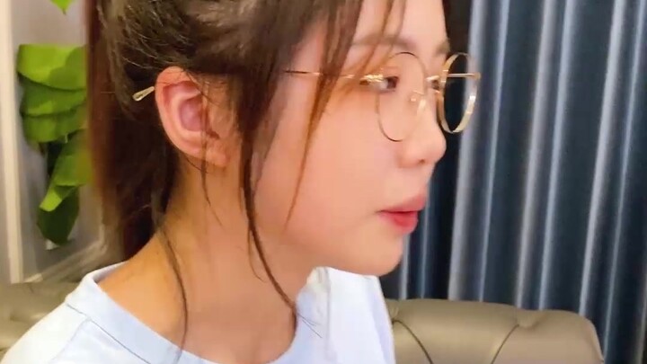 Ternyata sejak aku minta dia beli cola… dia sudah tahu kalau aku lagi usil sama dia!!